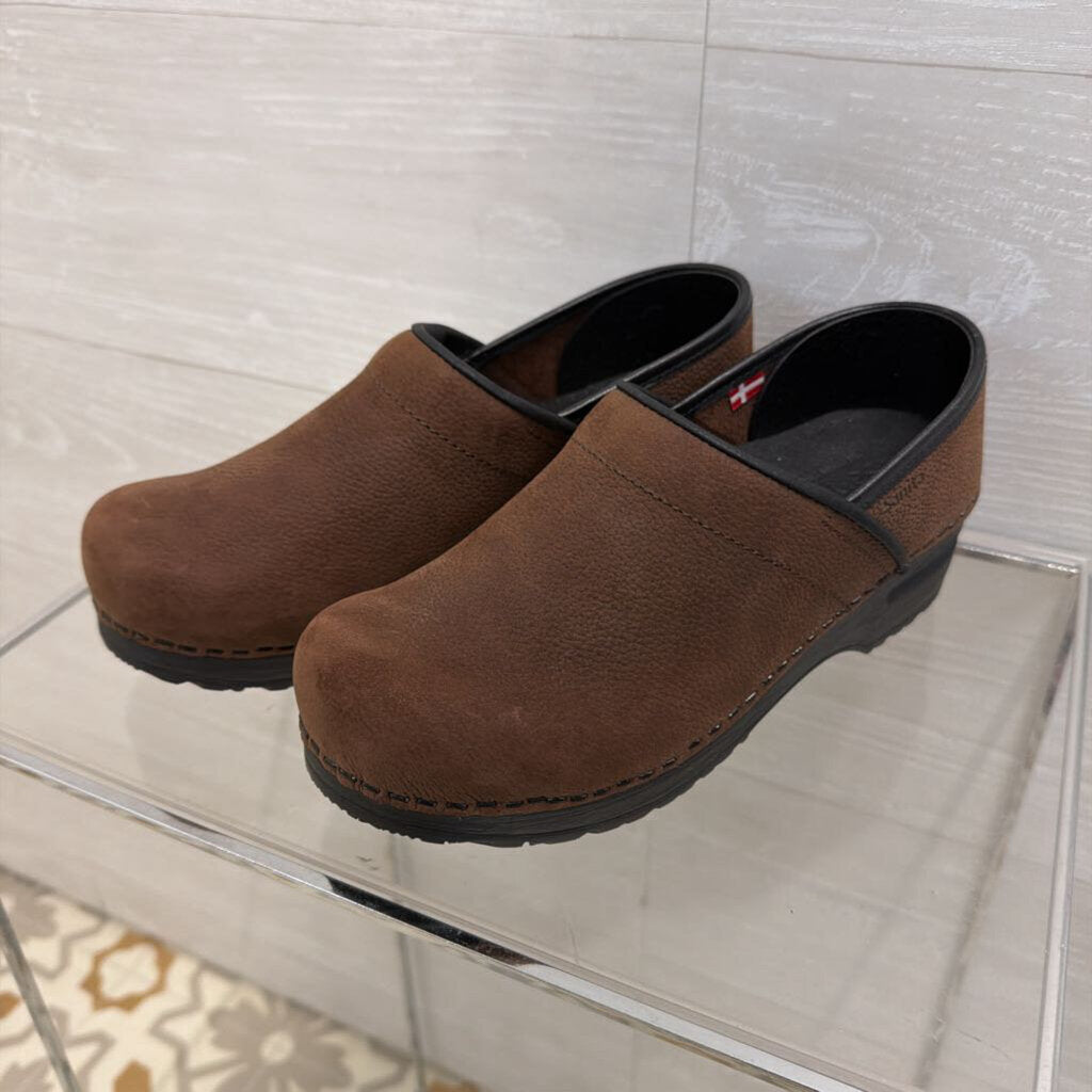 Sanita Professional Oiled Closed Clogs 38
