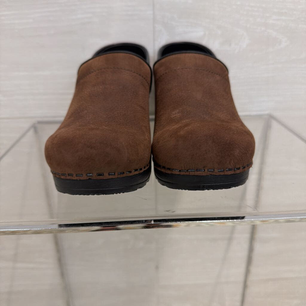 Sanita Professional Oiled Closed Clogs 38