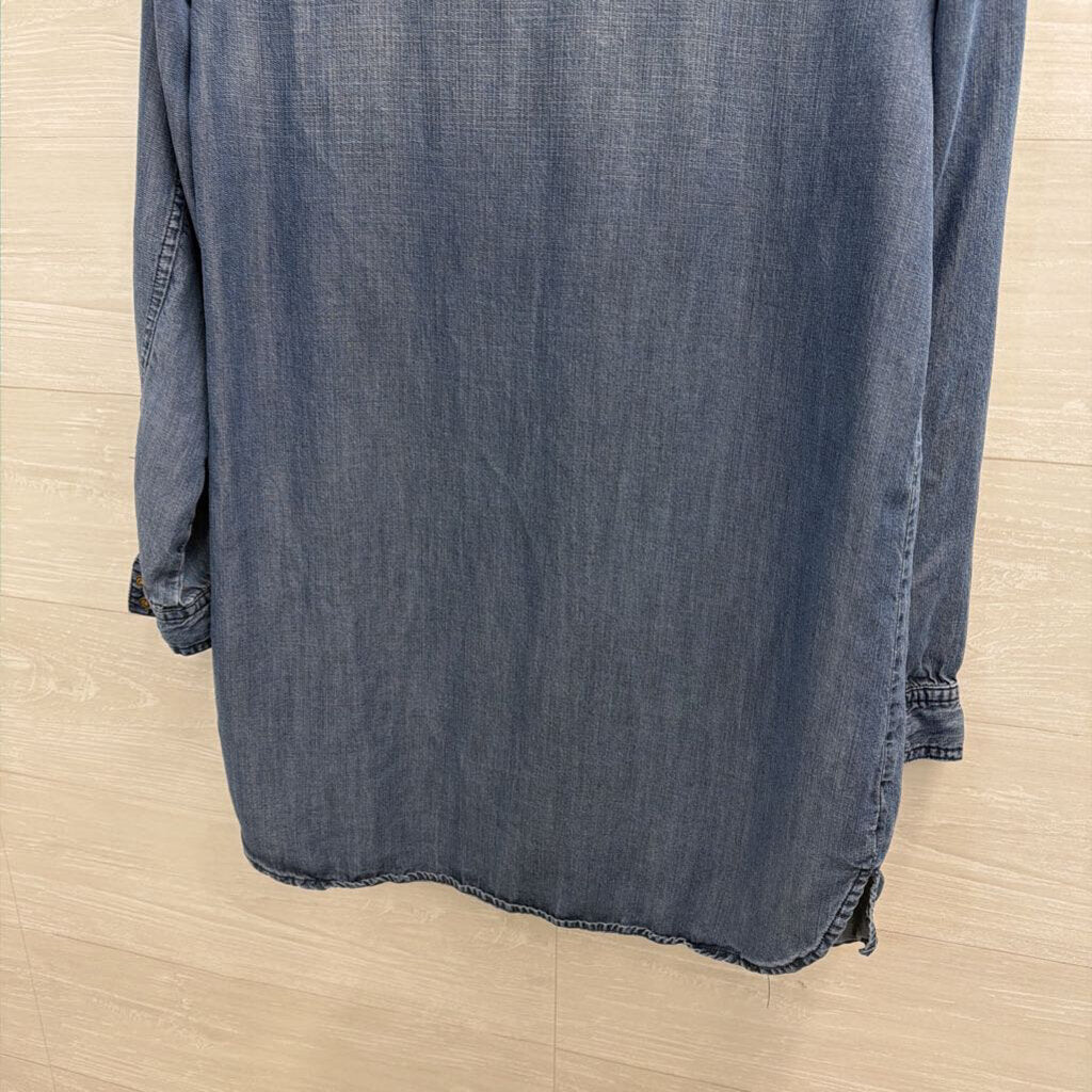Chelsea and Theodore Blue Chambray Long Sleeve Snap Front Top Medium