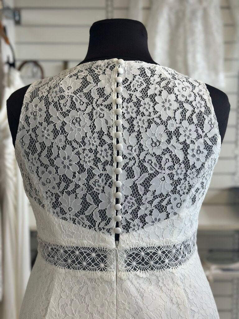 Galina V-Neck Lace Fitted Wedding Dress 20W