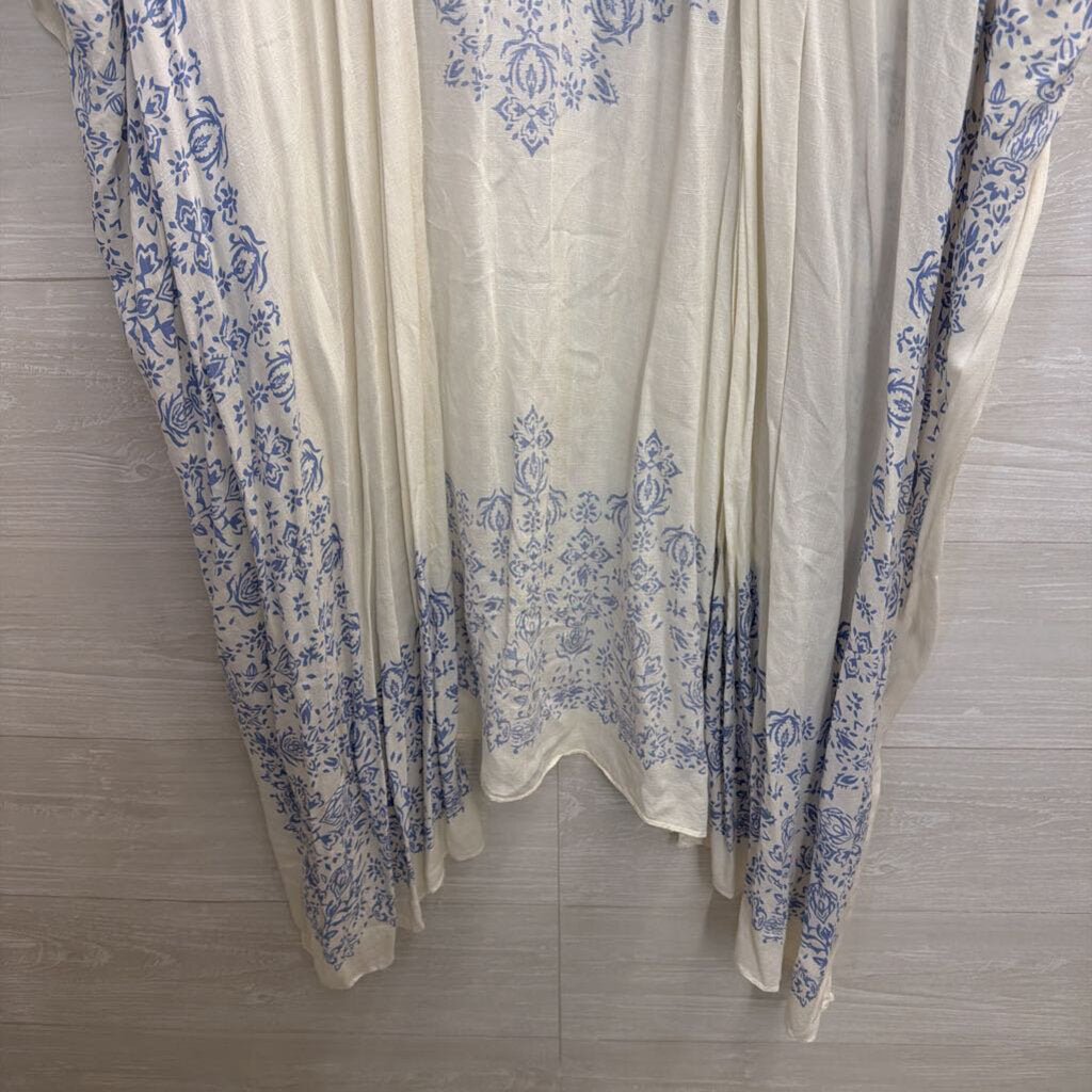 Torrid White/ Blue Print Kimono Top 1/2