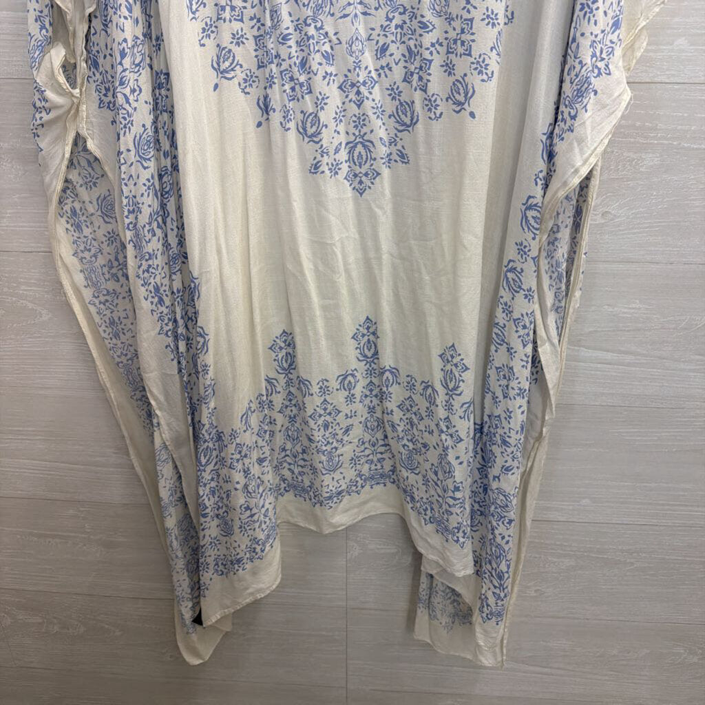 Torrid White/ Blue Print Kimono Top 1/2