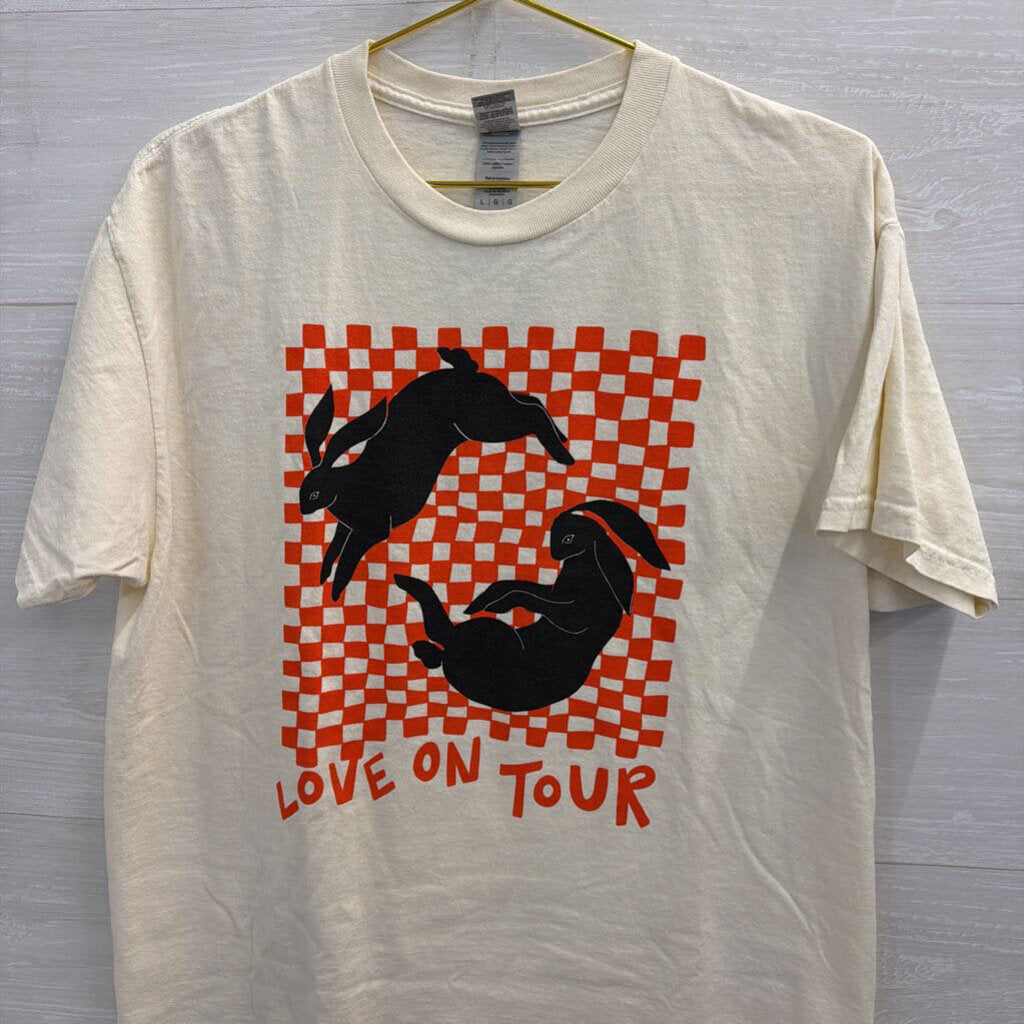Gildan Biege/ Multi Love On Tour Short Sleeve Graphic Tee Large
