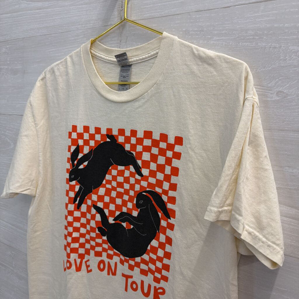 Gildan Biege/ Multi Love On Tour Short Sleeve Graphic Tee Large