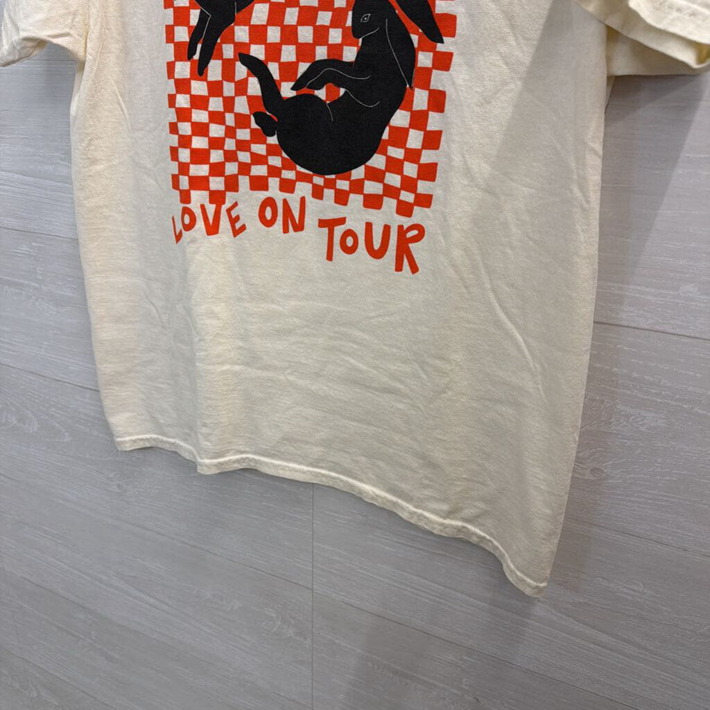 Gildan Biege/ Multi Love On Tour Short Sleeve Graphic Tee Large