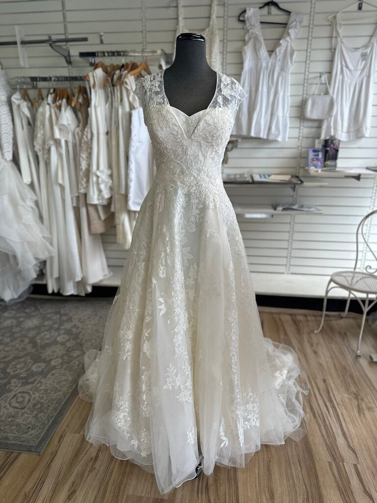 Oleg Cassini Cap Sleeve Lace Applique Wedding Dress 12