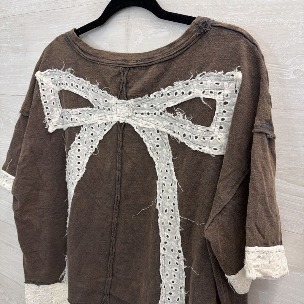 Blue Velvet Brown/ White Eyelet Bow Short Sleeve Top Medium