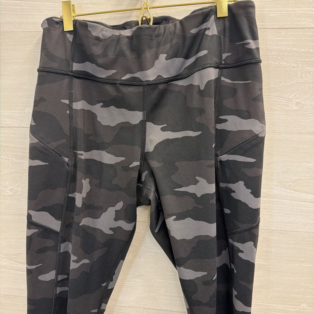 Athleta Black Camo Print Leggings Large