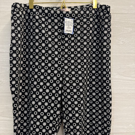 So Black/ White Flower Print Flare Leg Pull On Pants Extra Large