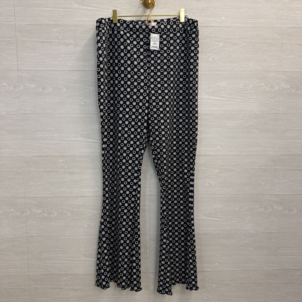 So Black/ White Flower Print Flare Leg Pull On Pants Extra Large