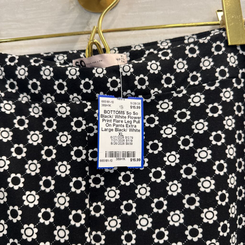 So Black/ White Flower Print Flare Leg Pull On Pants Extra Large