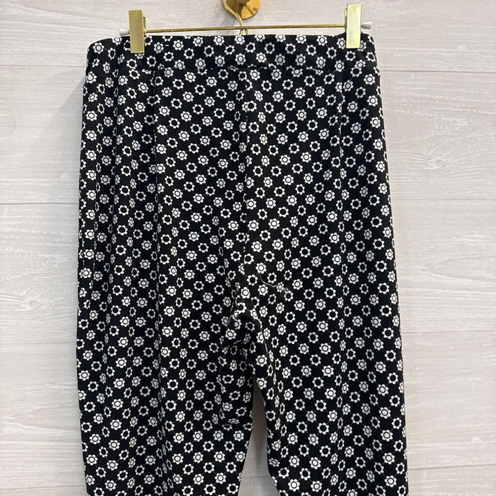 So Black/ White Flower Print Flare Leg Pull On Pants Extra Large