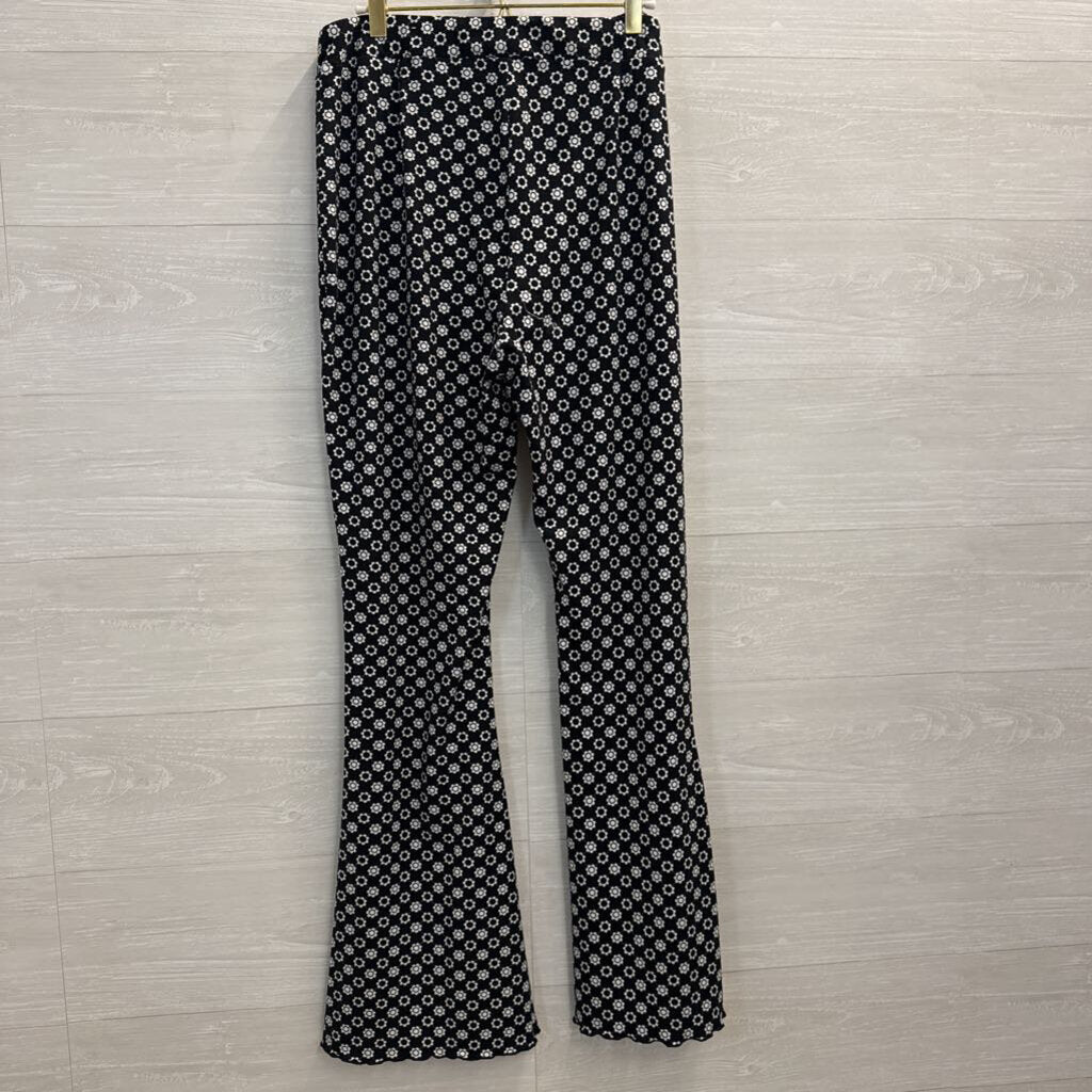 So Black/ White Flower Print Flare Leg Pull On Pants Extra Large