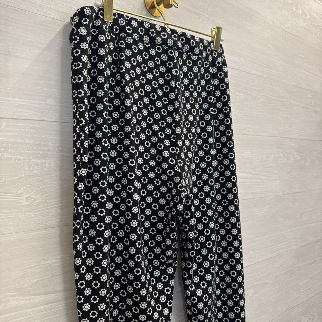 So Black/ White Flower Print Flare Leg Pull On Pants Extra Large