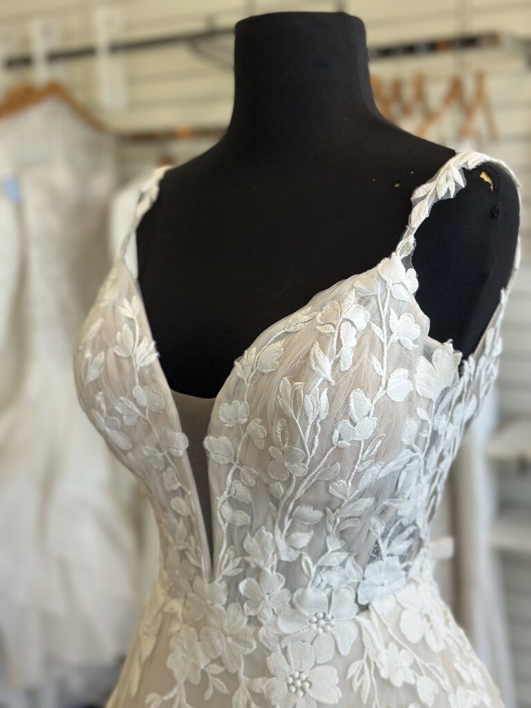 Allure Bridal Ivory Lace A Line Bridal Gown 6