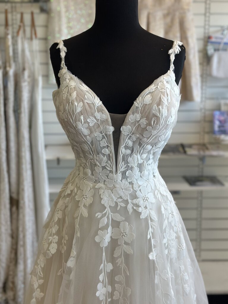Allure Bridal Ivory Lace A Line Bridal Gown 6
