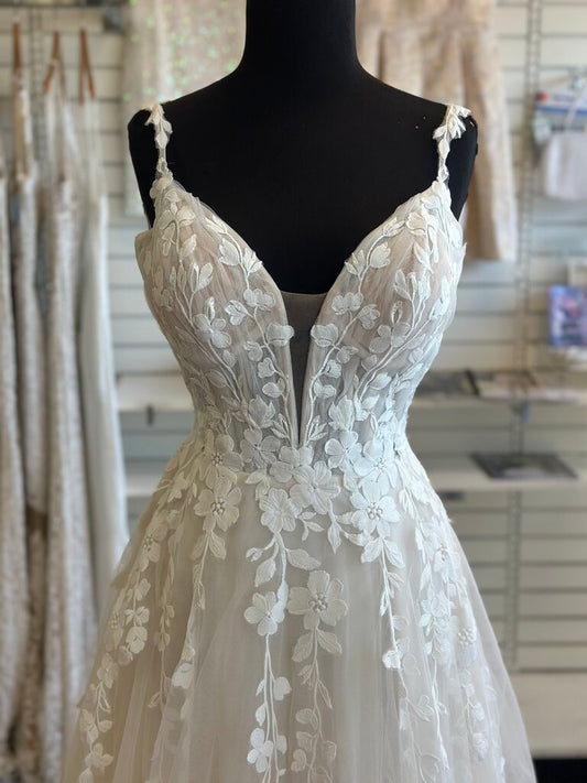 Allure Bridal Ivory Lace A Line Bridal Gown 6