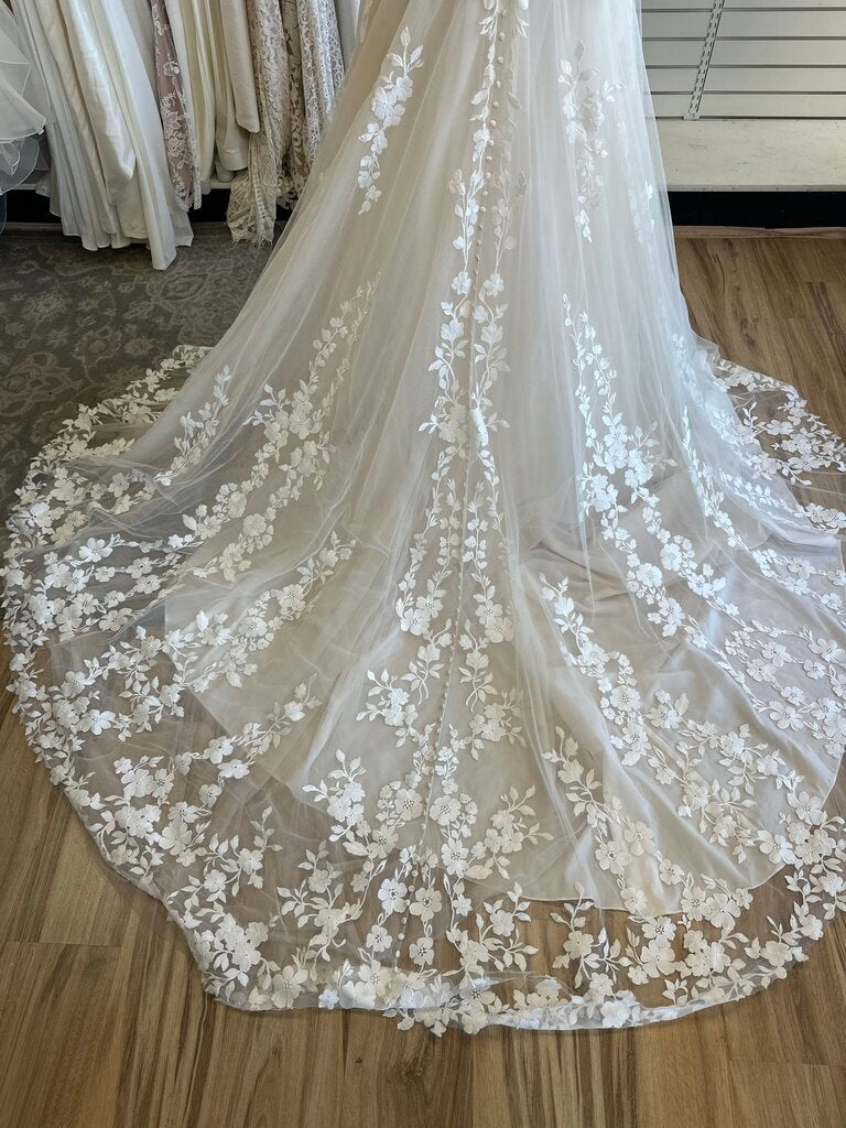 Allure Bridal Ivory Lace A Line Bridal Gown 6