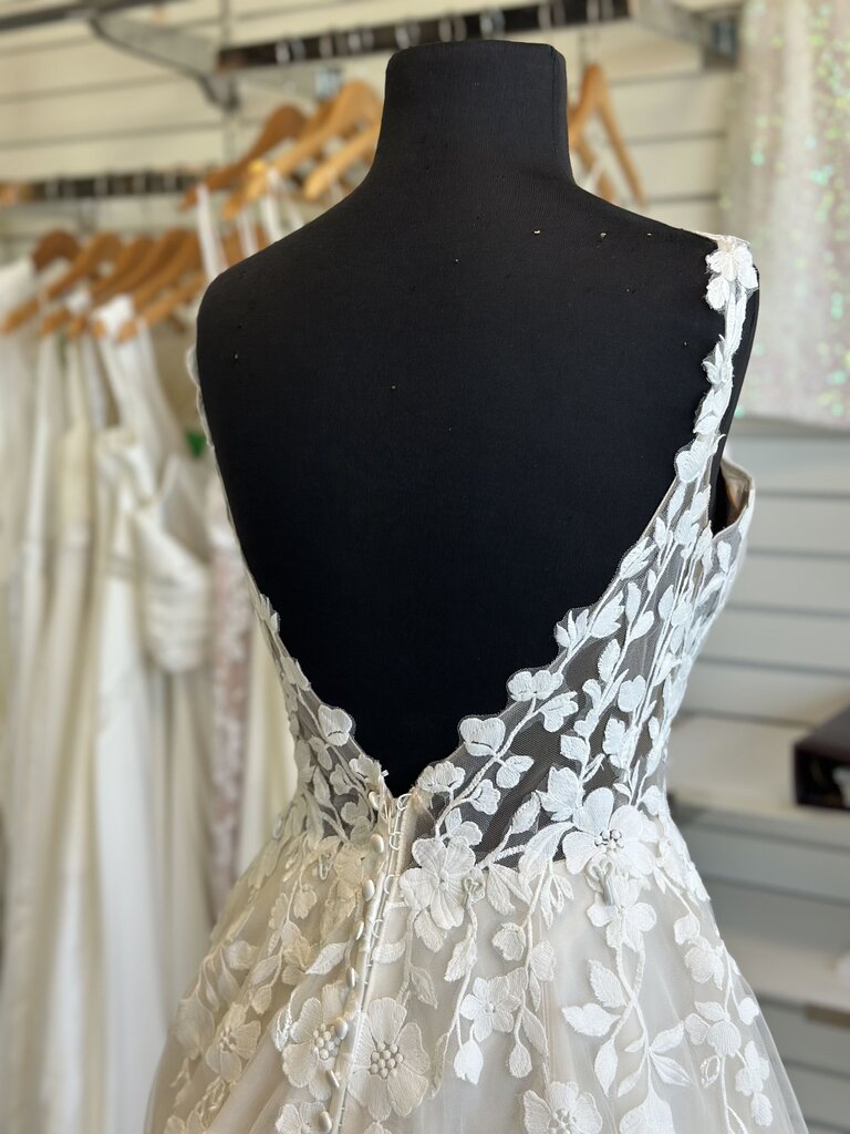 Allure Bridal Ivory Lace A Line Bridal Gown 6