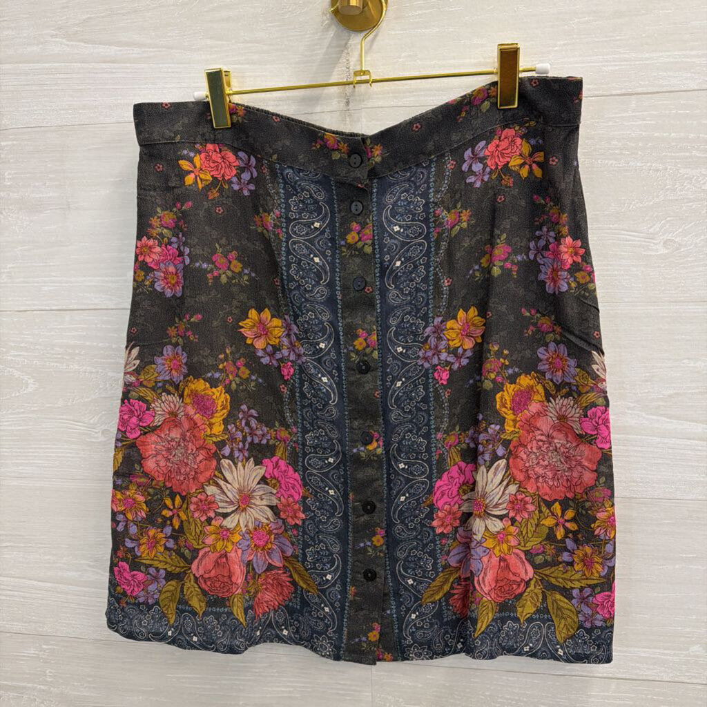 Natural Life Grey/ Multi Print Button Front Skirt Large