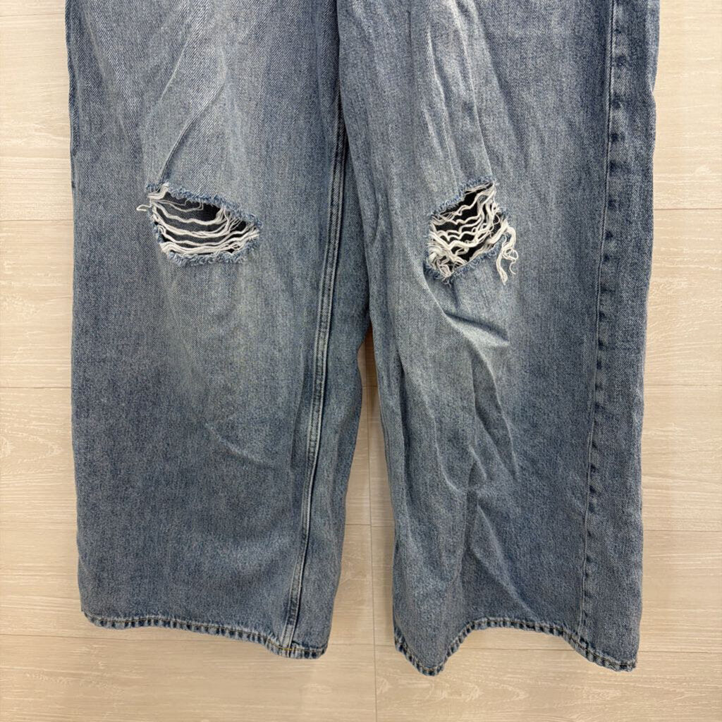 Gap Light Wash Distressed Baggy Jeans 28