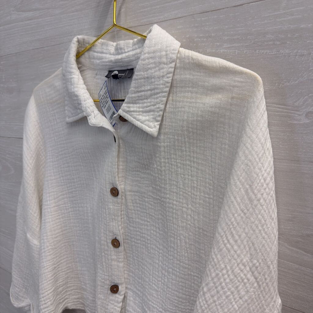 TRK Woman White Texture Cropped Button Down Top Large