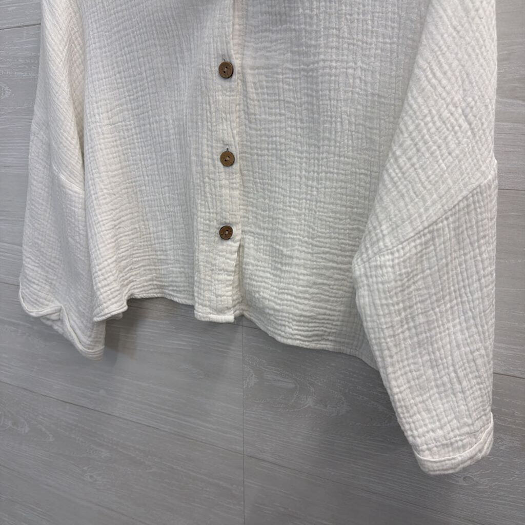 TRK Woman White Texture Cropped Button Down Top Large
