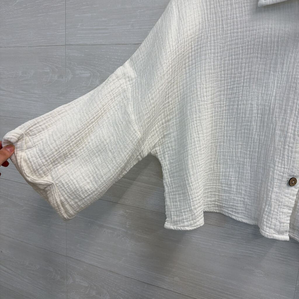 TRK Woman White Texture Cropped Button Down Top Large