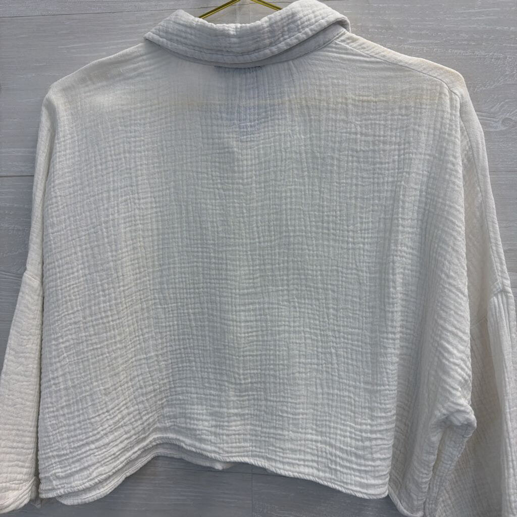 TRK Woman White Texture Cropped Button Down Top Large