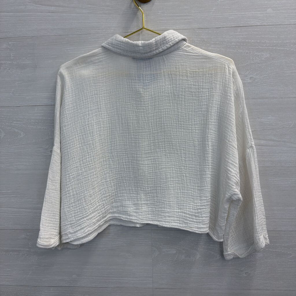 TRK Woman White Texture Cropped Button Down Top Large