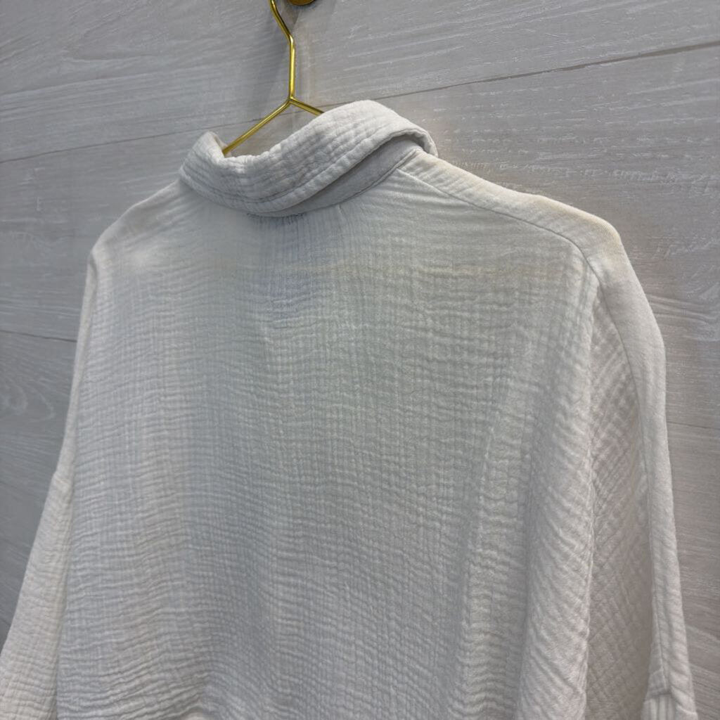 TRK Woman White Texture Cropped Button Down Top Large