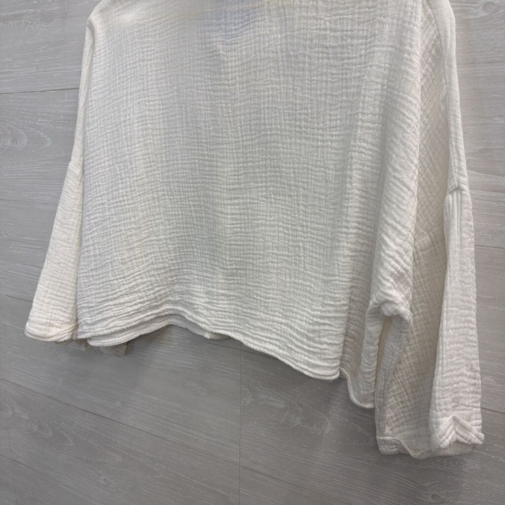 TRK Woman White Texture Cropped Button Down Top Large