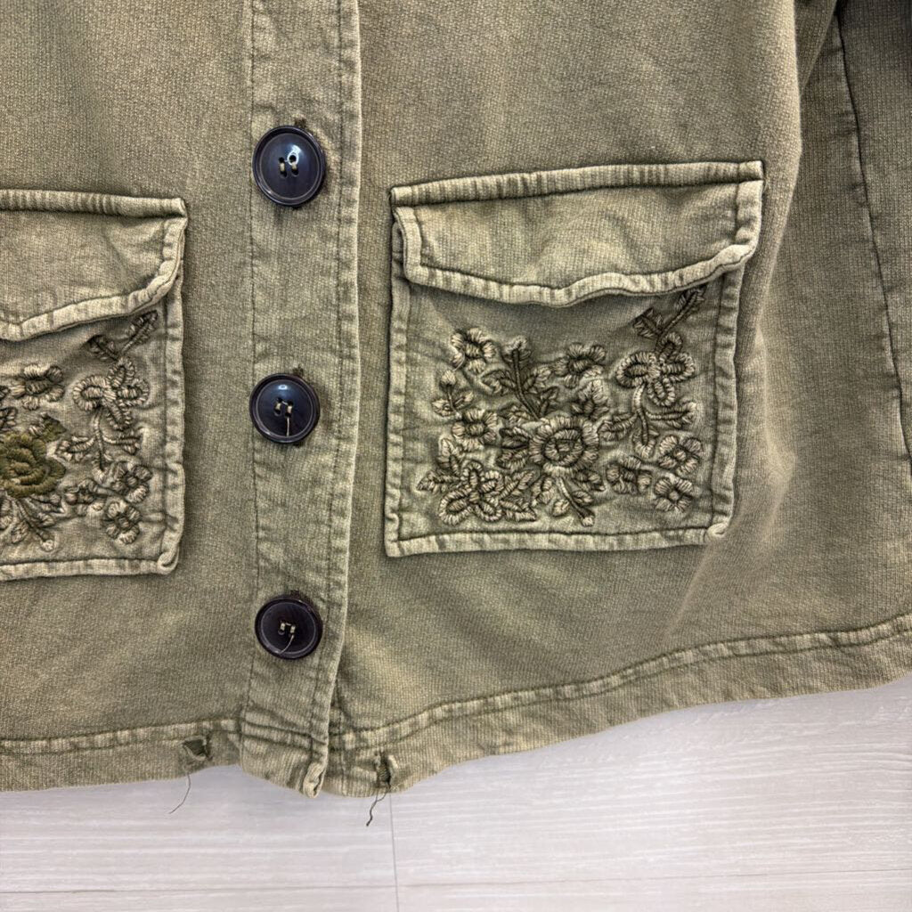 Solitaire Green Long Sleeve Front Pocket Button Front Top Small