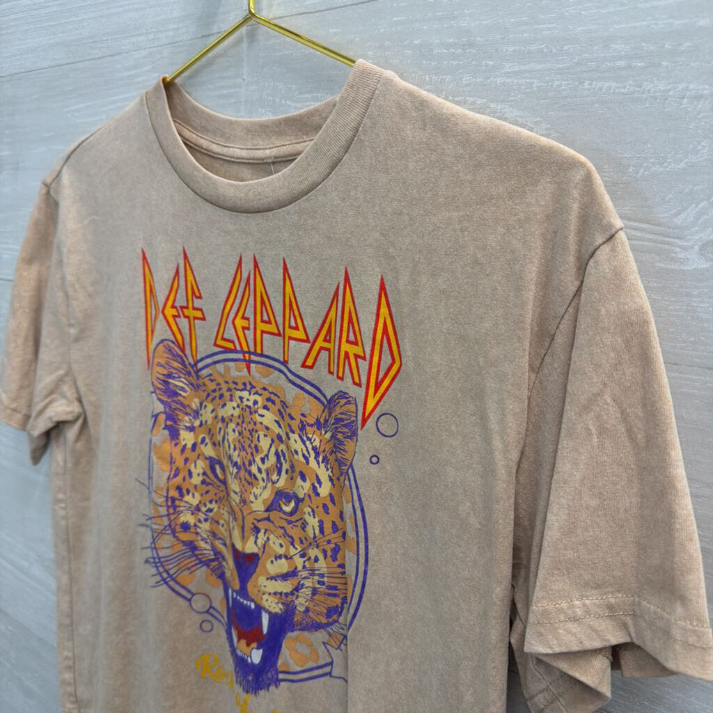 Def Leppard Brown Cropped Short Sleeve Graphic Tee Medium