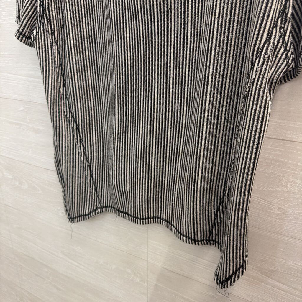 BKE Black/ White Striped Short Sleeve Top Large