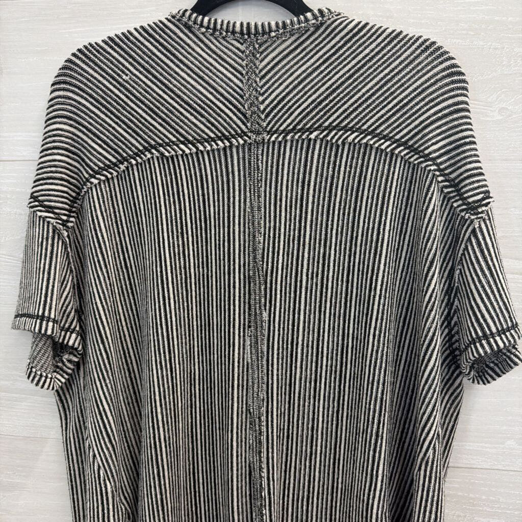 BKE Black/ White Striped Short Sleeve Top Large