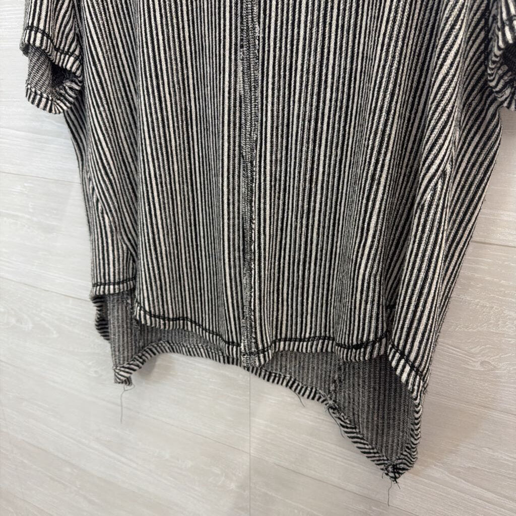 BKE Black/ White Striped Short Sleeve Top Large
