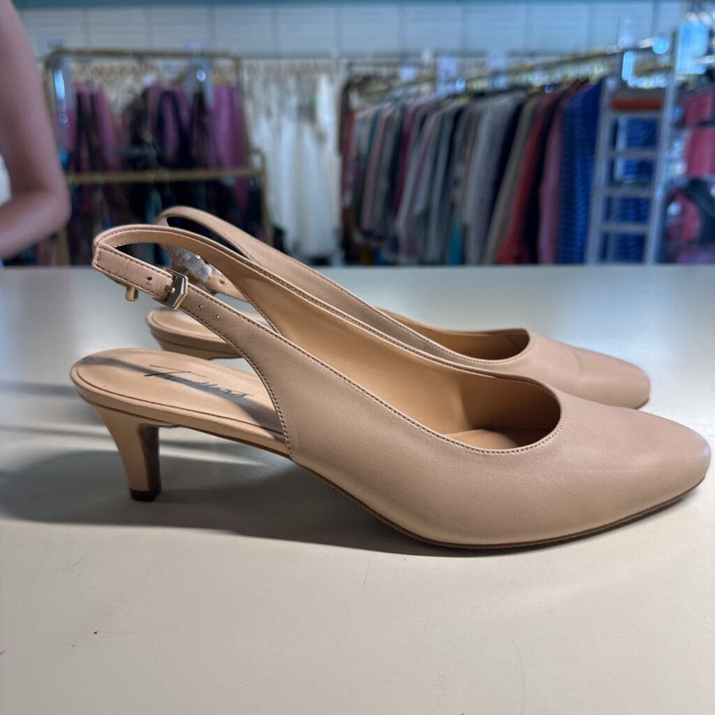 Trotters Round Toe Sling Back Heel 8.5