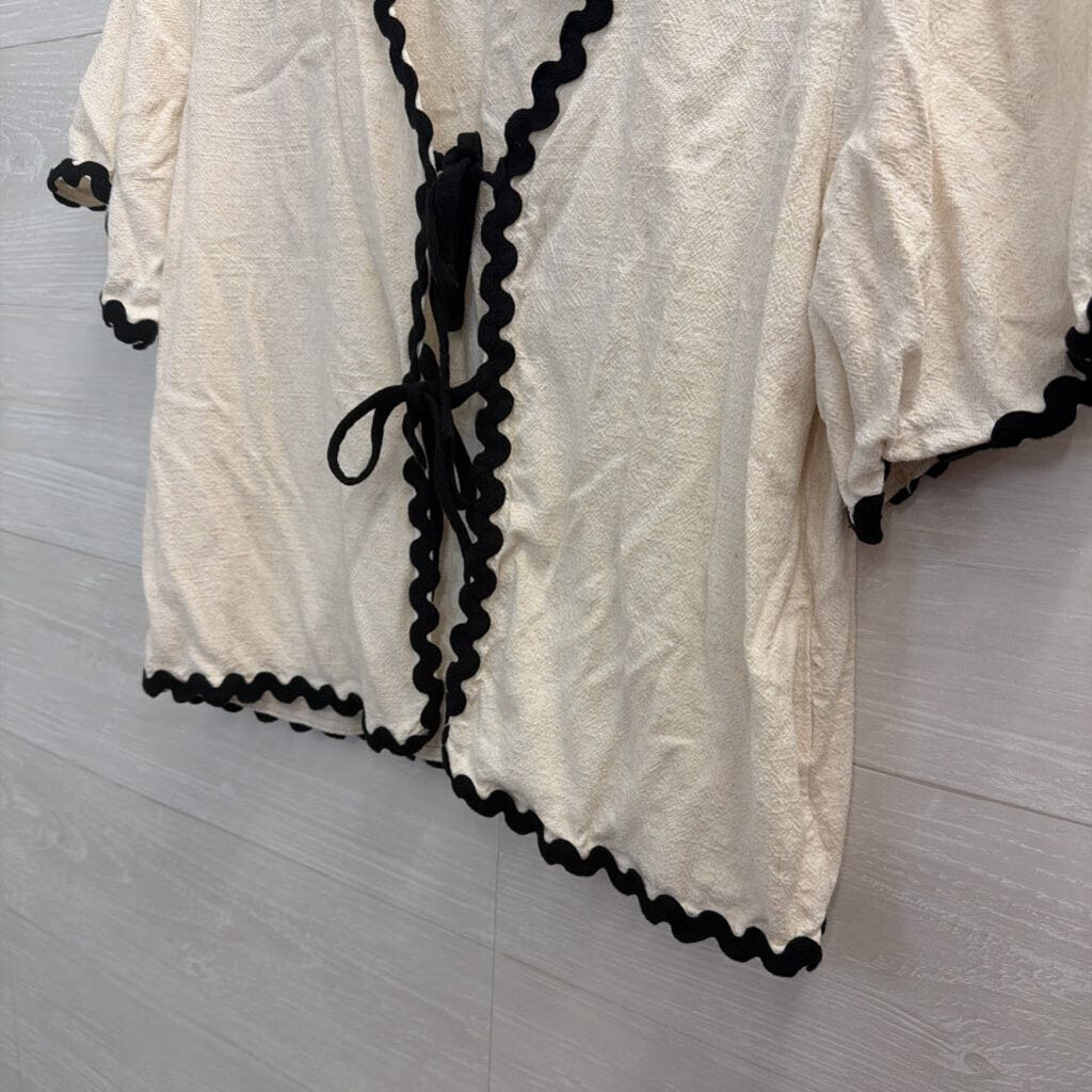 Blu Pepper Cream/ Black Squiggle Trim Short Sleeve Top Extra Large