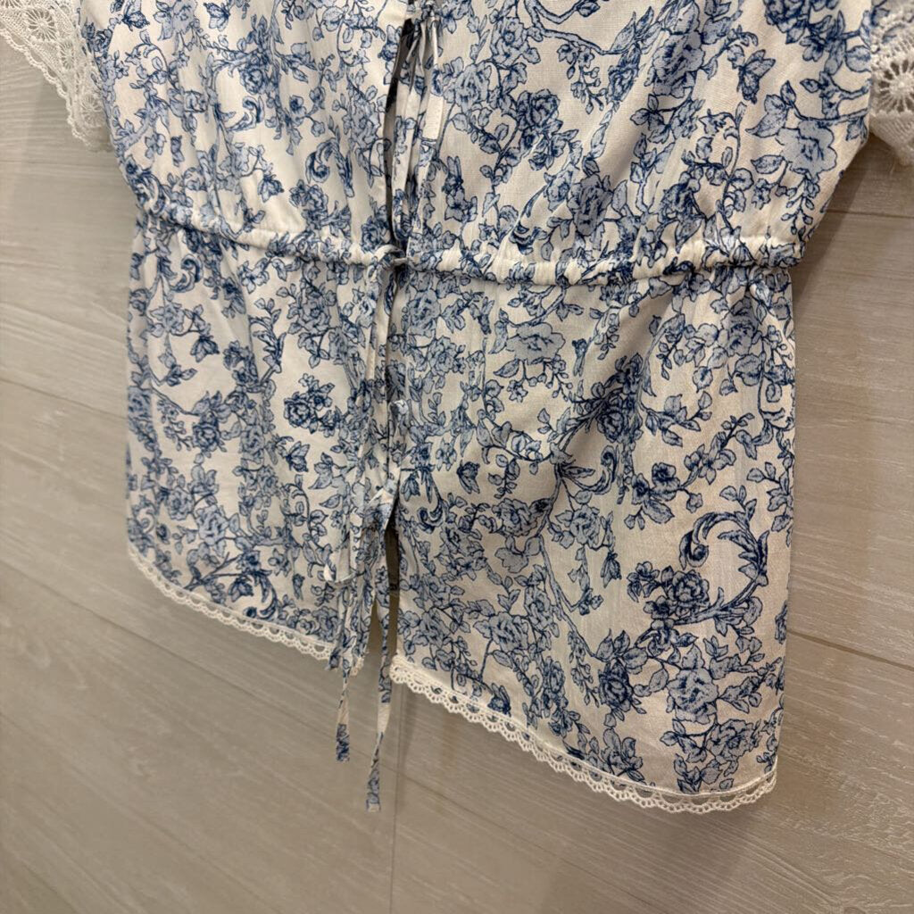 Bagatelle White/ Blue Print Short Sleeve Tie Front Top Small