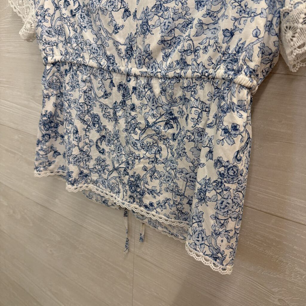 Bagatelle White/ Blue Print Short Sleeve Tie Front Top Small