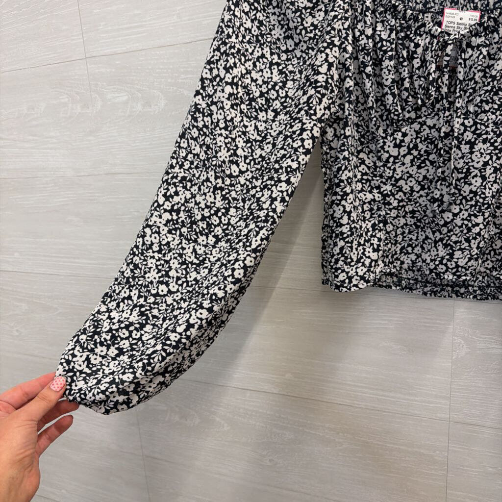 Sienna Sky Black/ White Print Cropped Long Sleeve Top Extra Small