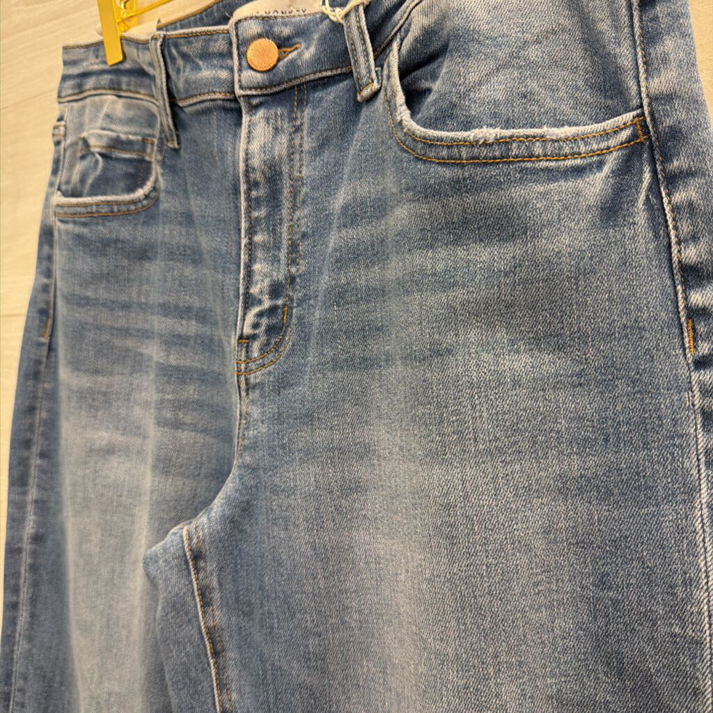 Flying Monkey Light Wash Mid Rise Straight Jeans 31