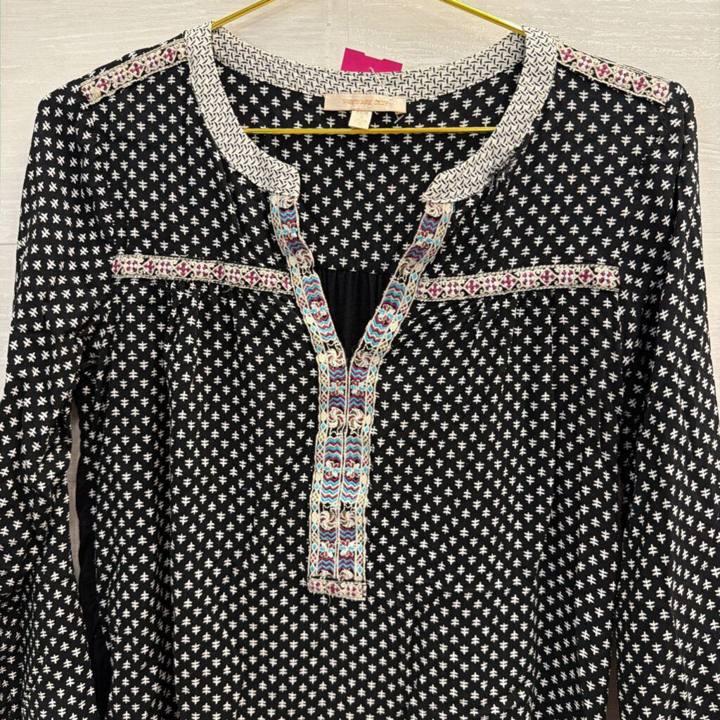 Skies are Blue Black/ White Print Long Sleeve Top Small