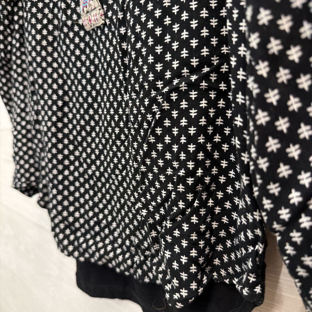 Skies are Blue Black/ White Print Long Sleeve Top Small