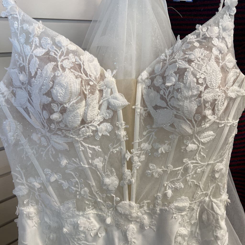 Ivory Lace Applique Detail Bridal Gown 14