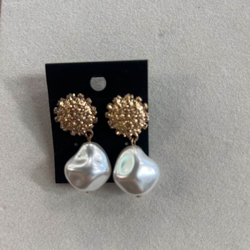 Gold/ Pearl Drop Earrings