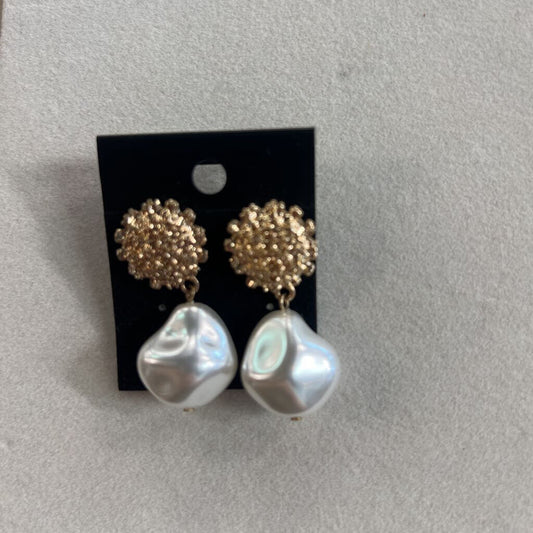 Gold/ Pearl Drop Earrings