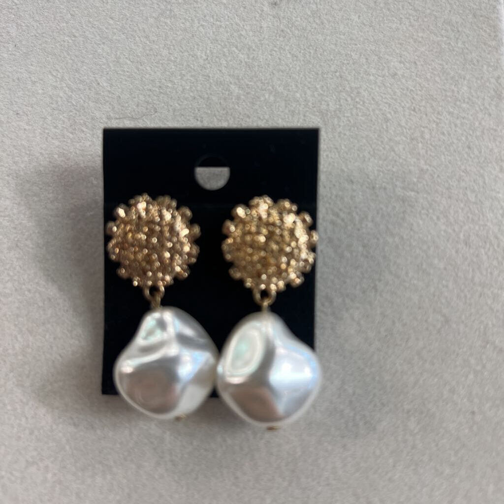 Gold/ Pearl Drop Earrings