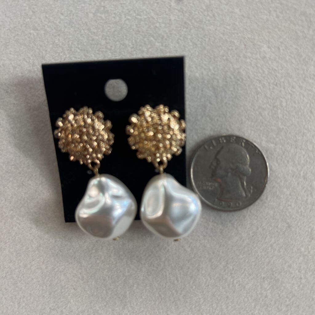 Gold/ Pearl Drop Earrings